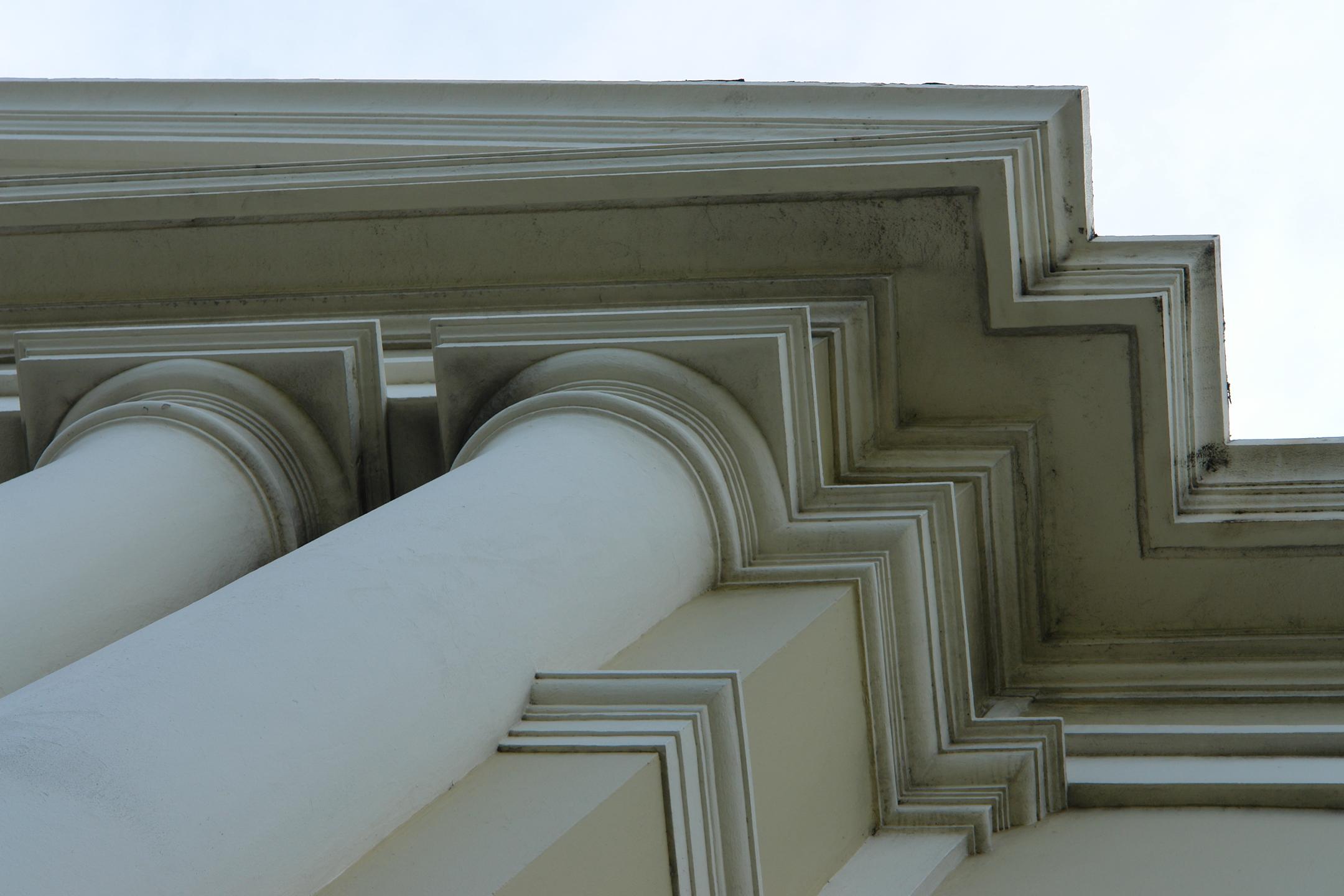 Edificios históricos; historic buildings; Neoclásico; Neoclassical; Molduras; moldings (object components); Entablamentos; entablatures; Pilastras; pilasters (wall components); Archivos (edificio); Archive (buildings); Bibliotecas (edificio); libraries (buildings); Carteles (letrero); Columnas (elemento arquitectónico); columns (architectural elements); 